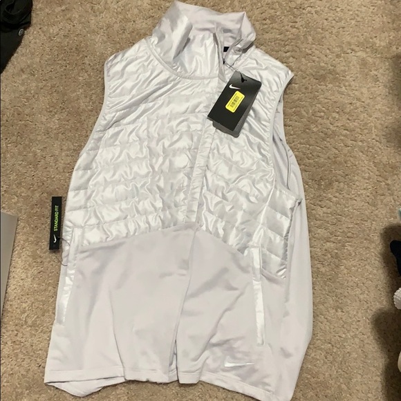 nike essential running vest